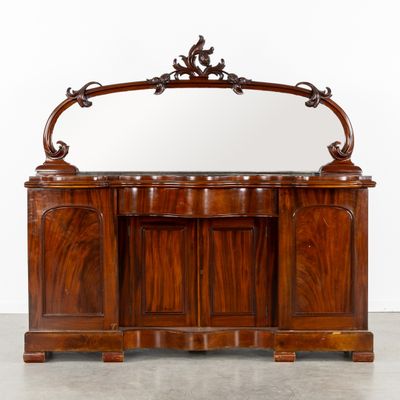 une grande armoire en bois surmontée d'un miroir