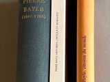 deux livres posés l'un à côté de l'autre sur une table