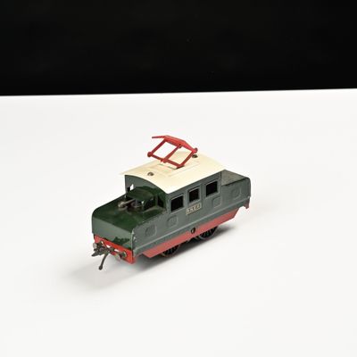 un petit train sur une surface blanche avec un fond noir