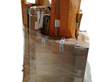 une grande pile de cartons posée sur une palette