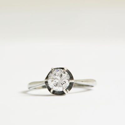 Bague solitaire ornée d'un diamant de taille moderne de 0,90…