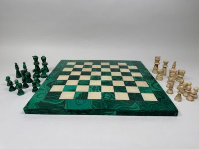 un gros plan d'un échiquier avec des pièces de jeu dessus