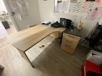 Un mobilier de bureau en mélaminé façon bois, avec plateau d… (photo 2)
