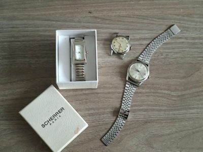deux montres assises l'une à côté de l'autre sur une table