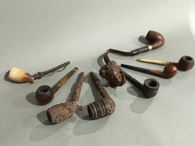 Lot de 9 pipes en bois sculpté, tourné, et os pour certains …