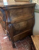 10561-25 / CH COL / Commode tombeau en noyer ouvrant par tro… (photo 4)