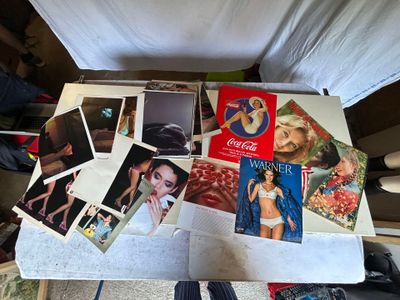 une table sur laquelle sont posées plusieurs photos