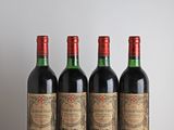 trois bouteilles de vin sont alignées sur une table en bois