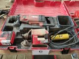 une boîte à outils rouge avec des outils sur une table