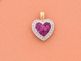 une image représentant un pendentif en forme de cœur orné de diamants, sur fond rose