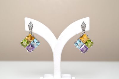 Une paire de boucles d'oreilles "tutti frutti" en argent 925…