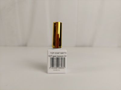 un flacon de vernis à ongles posé sur une table blanche