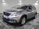 la voiture argentée est garée dans le garage sur un sol en damier