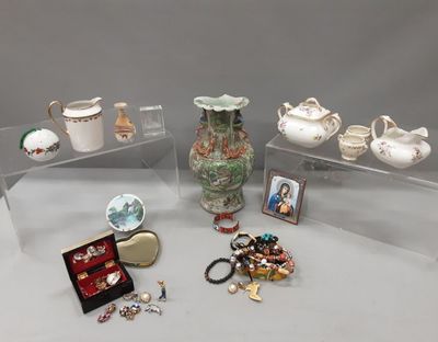 plusieurs objets posés ensemble sur une table