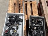 deux cartons remplis de câbles, posés sur une palette