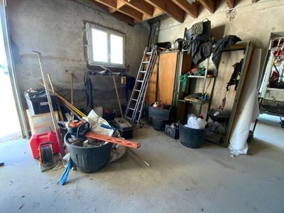 une pièce où se trouvent de nombreux outils