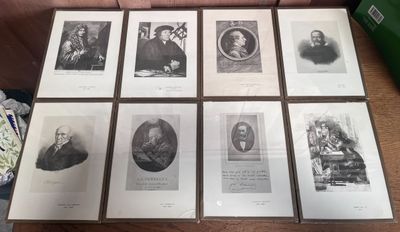 six photographies encadrées représentant des hommes et des femmes assis sur un canapé