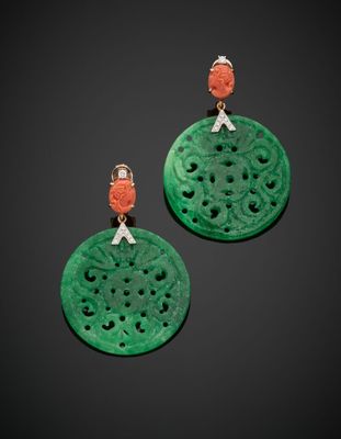 une paire de boucles d'oreilles en jade et en corail sculptés
