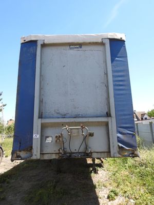 un camion garé sur le côté de la route