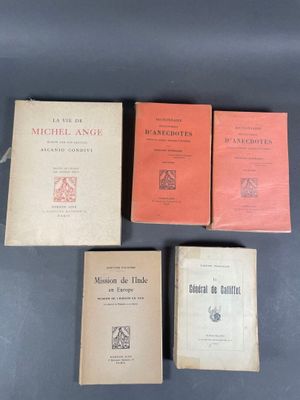 trois livres sont posés sur une table les uns à côté des autres