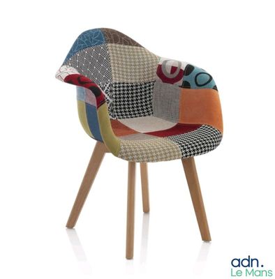 une chaise colorée avec une assise en patchwork et des pieds en bois