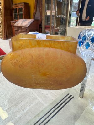 une table en verre sur laquelle est posé un bol