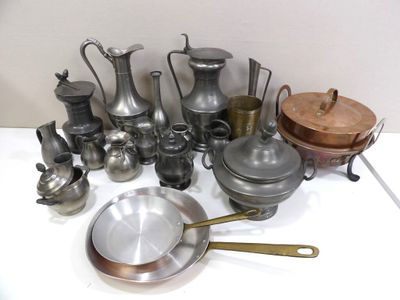 tout un tas de casseroles et de poêles en argent posées sur une table