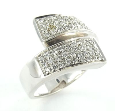 gros plan d'une bague en diamant sur fond blanc