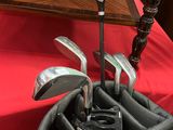 un sac contenant des clubs de golf et un téléphone portable