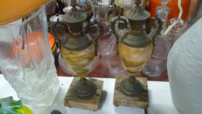 deux vases posés sur la table, surmontés d'une lampe