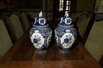 une paire de vases bleus et blancs posés sur une table en bois