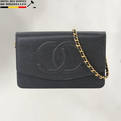 une pochette Chanel en cuir noir avec une chaîne dorée