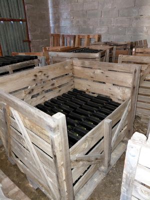 une caisse en bois contenant des bouteilles de vin, dans une pièce