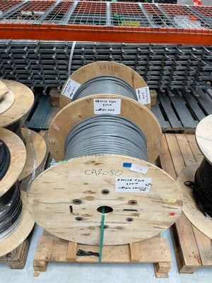 de nombreuses bobines de fils sur une palette dans un entrepôt