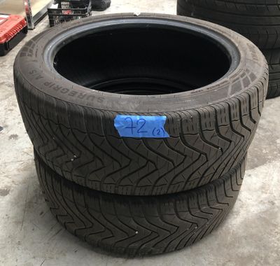 deux pneus sont empilés l'un sur l'autre dans un garage
