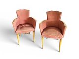 paire de fauteuils rembourrés roses avec des pieds et des accoudoirs en bois