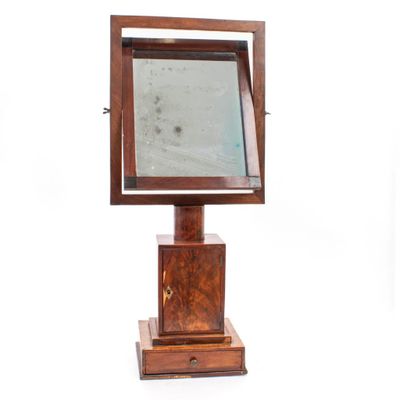 TRAVAIL DU DÉBUT XIXE Miroir de toilette en acajou et placag…