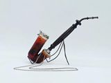 une pipe à laquelle est accroché un briquet par une chaîne