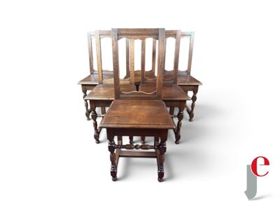 quatre chaises en bois et une table au plateau en verre sur fond blanc