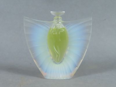 un vase en verre contenant une feuille verte