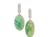 une paire de boucles d'oreilles en jade et diamants