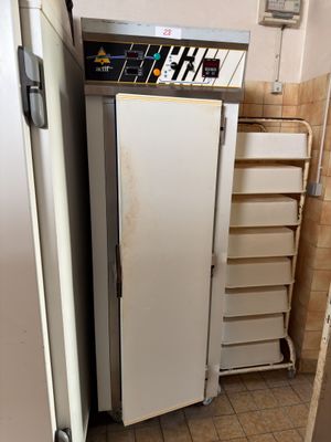 un réfrigérateur blanc dans le coin d'une cuisine