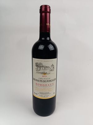 une bouteille de vin rouge sur fond blanc