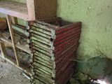 un tas de bois empilé sur une étagère dans une pièce