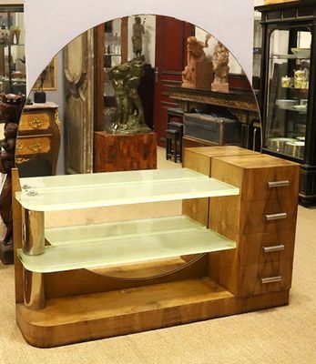 une étagère en verre sur laquelle est posé un miroir, dans une pièce