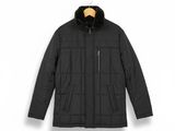 une veste noire à col en fourrure, suspendue à un cintre
