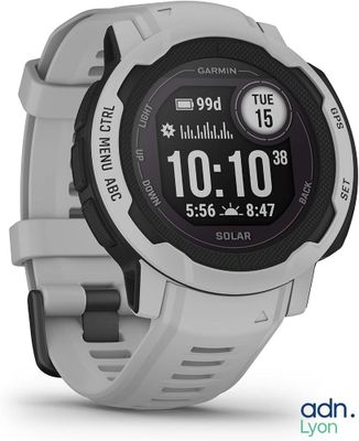 un gros plan d'une montre posée sur une surface blanche, avec un bracelet blanc