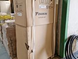 une pile de boîtes sur une palette dans un entrepôt
