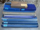 beaucoup de boîtes bleues empilées les unes sur les autres