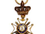 un gros plan d'une médaille surmontée d'une couronne